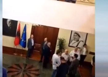 Kush janë dy deputetët e opozitës që u lejuan në mbledhje? –