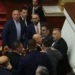 Seanca në Kuvend/ 6 deputetë të opozitës të përjashtuar, çfarë pritet –