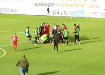 U rrëzua pa ndjenja në fushë, ndërron jetë golashënuesi i Egnatias –