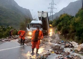 Reshjet e shiut, rënie masive gurësh në aksin rrugor Skuraj-Burrel –