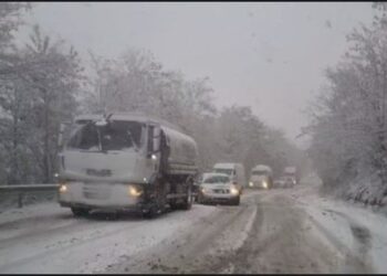 Moti i keq/ Bllokohet rruga Peshkopi-Bulqizë, një mjet del nga rruga –