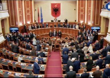 Opozita bllokoi foltoren, Nikolla vijon seancën: Do të vazhdojmë… –