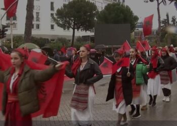 Me flamuj, këngë dhe motorë, nis “Parada e Shqiptarëve” në Tiranë –