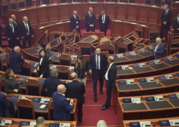 Tensionet në seancë, PS mbledh firmat për përjashtimin e deputetëve të PD-së –