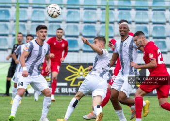 Pikantet e Laçi-Partizani/ Topi jashtë stadiumit, flamuri i këndit… –