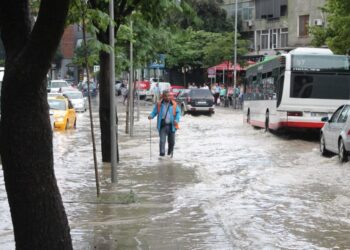 I përmbytet Tirana në pak minuta shi, Veliaj do të ndihmojë Toskanën –
