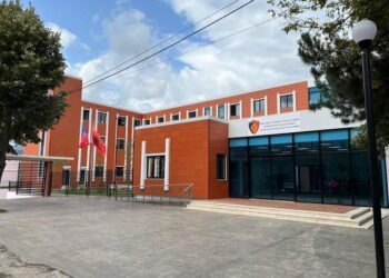 Vodhën në dyqan produkte dhe një shumë parash, kapen tre autorët –