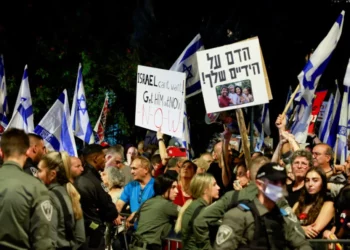 Qindra protestues jashtë shtëpisë së Netanyahut i kërkojnë dorëheqjen –