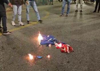 Protesta në Athinë, digjet flamuri i NATO-s dhe SHBA-së –