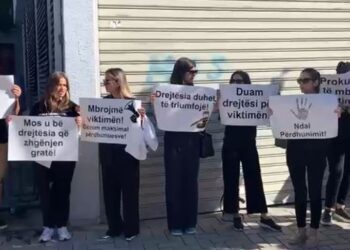 Përdhunimi i 26-vjeçares, shoqëria civile proteston para gjykatës –
