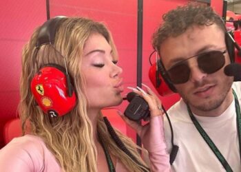 Futbollisti i Napolit publikon foto me këngëtaren shqiptare –