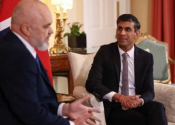 1.5 mln paund për… –