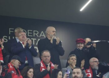 Të gjithë në këmbë, Rama dhe Duka shijon ndeshjen në “Air Albania” –