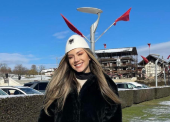 “Ju dua Kosovë”, rumunja që këndoi “Mora fjalë” viziton Prekazin