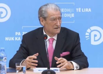 Rama futi në sallë njerëz të armatosur… –