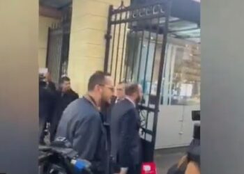 “E hapët?”/ Garda lejon deputetët në Kryesi, ironizon Salianji: Na surprizuat –