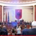 Kaos në Kuvend, Ervin Salianji merr fjalën me tymuese në dorë –