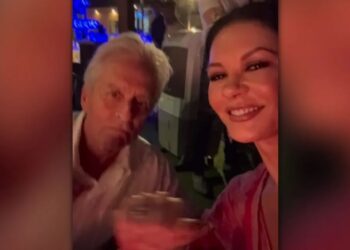 VIDEO/ Michael Douglas dhe Catherine Zeta-Jones argëtohen në Indi –