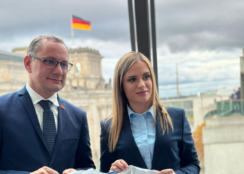 Deputetja serbe, i jep ligjvënësit gjerman bluzë me hartën e Kosovës –