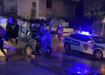 Aksidenti në Qafë Gjashtë, furgoni përplaset me një makinë –