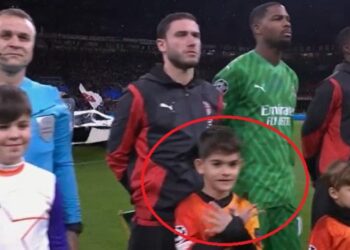 Bëhet virale, vogëlushi bën shqiponjën para ndeshjes Milan–Dortmund –