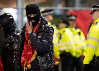 FOTO-VIDEO/ Shqiptarët ngritën flamurin në Londër, disa të arrestuar –