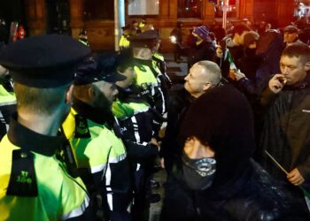 Sulmi me thikë pranë shkollës, Dublini përfshihet nga protestat e dhunshme (FOTO) –