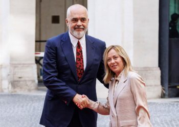 Marrëveshja Meloni-Rama për emigrantët, shumë më pak radikal se plani i Britanisë për Ruandën –