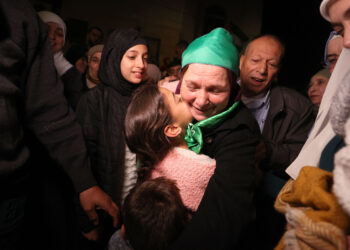 Të burgosurit palestinezë u liruan, festonin teksa ktheheshin në Gaza –