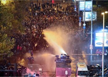 Sofia në zjarr, mijëra tifozë bullgarë përleshen me policinë –