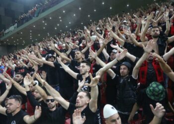 Një mijë “zemra kuqezi”, tifozët shqiptarë “pushtojnë” Moldavinë –