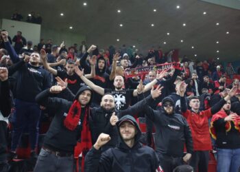 FOTO/ Mbushet “Air Albania” tifozët kuqezinj ndezin stadiumin –