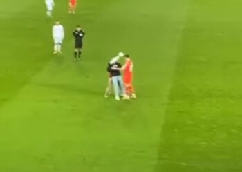 Tifozi shqiptar futet në fushë dhe i vendos plisin Granit Xhakës –