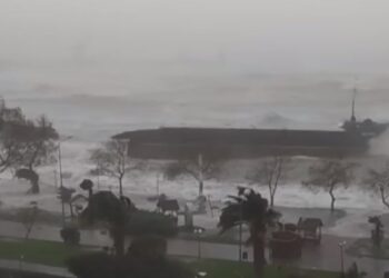 Moti i keq “mbërthen” Turqinë, stuhia ndan në dysh anijen në port –