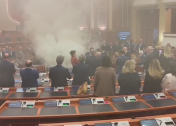 Tymueset në seancë, përjashtohen për 10 ditë nga Kuvendi 3 deputetët e PD –