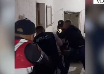I gjenden dy armë në banesë, arrestohet 50 vjeçari në Vlorë –
