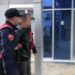 Hodhi pistoletën nga automjeti kur pa policinë, arrestohet 38-vjeçari –