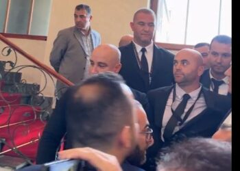 VIDEO/ Deputetët e opozitës “shpërthejnë” dyert e Kuvendit, por … –