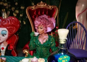 Si u maskuan yjet e famshëm për Halloween, nga Kim Kardashian te Adele –