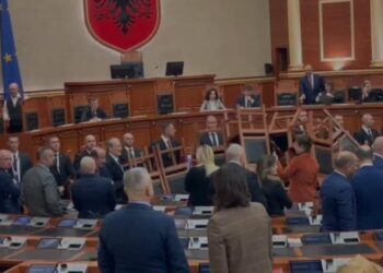 S’rrinë dot pa karrige socialistët. Filmoji, filmoji –