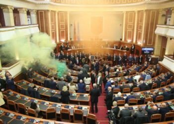 Zjarr dhe flakadanë/ BKH hyn në Kuvend, këqyr sallën e seancave –