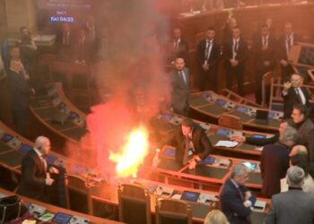 Kaosi në Kuvend/ Mazhoranca kërkon masa për opozitën, mblidhen firmat –