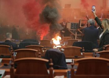 “Lulin dogjët?”, deputetët i vunë flakën tavolinës së Bashës… –