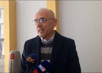 7-vjeçarja mbeti te helikat e skafit të… –