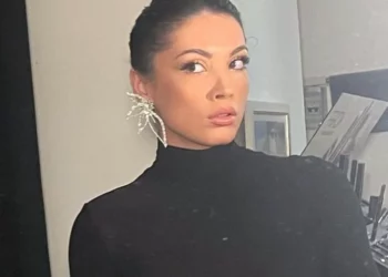 “Më është dashur të sillem edhe si çun”, moderatorja shqiptare rrëfen e përlotur për traumat dhe … –