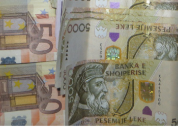 Euro i afrohet pragut të 101 lekëve, ç’po ndodh me kursin e këmbimit –