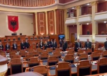 Ky nuk është parlament, por salla e Gardës –