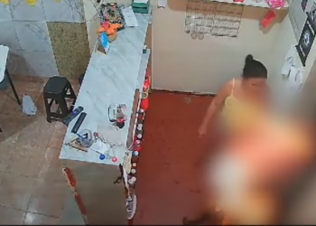 Gruaja djeg të gjallë burrin, pamje të rënda (VIDEO) –