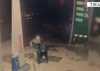 Arrestohet 22-vjeçari, vodhi më dhunë në një karburant –