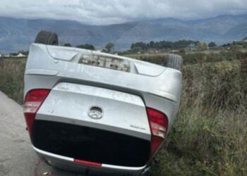 Automjeti përmbyset në aksin Sarandë-Delvinë, plagoset drejtuesi –